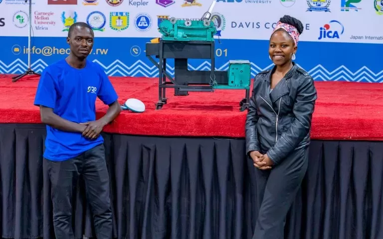 fausta tumukunde na mugenzi we bafatanya gushyira mu bikorwa umushinga wo gutanga amashanyarazi avuye ku bushyuhe bw imbabura 5a0c2