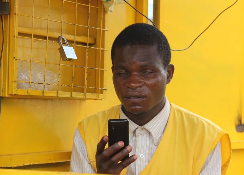 david arasaba ko yahabwa telefone ifite porogaramu y abafite ubumuga ngo byamufasha guhangana nabashaka kumwiba no kuzamura igishoro cye 73f67