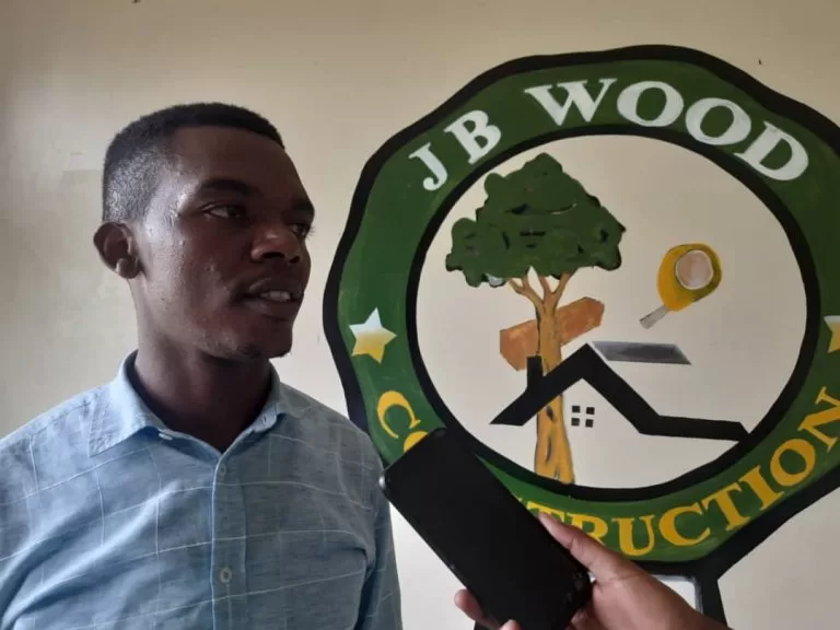 uyu musore w imyaka 29 yagiye kwiga imyuga aseta ibirenge ariko ubu ni umuyobozi mukuru w ikigo gikora ibijyanye n ubwubatsi n ububaji bugezweho 0632f
