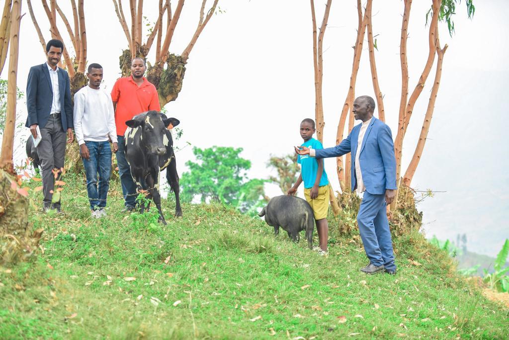 Urugendo Rwa Cyusa Wiyemeje Gufasha Abana Kudata Ishuri Ahereye Kuri ...